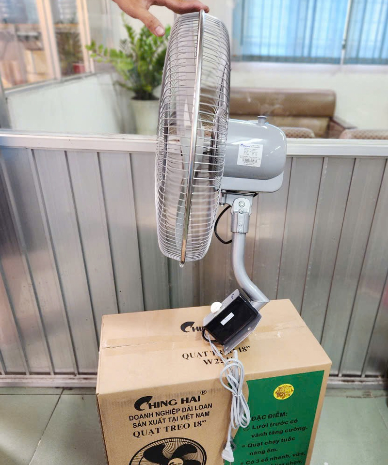 Quạt treo tường Ching Hai W2518