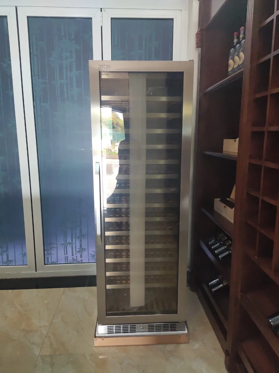 Tủ ướp rượu Kadeka KN168EW